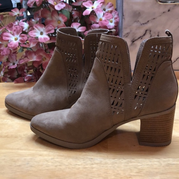Taupe Suede Ladies Size 7 Fashion Boots 🥾 - Picture 4 of 10